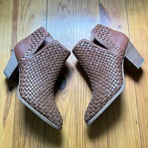 7.5 Frye ankle boots